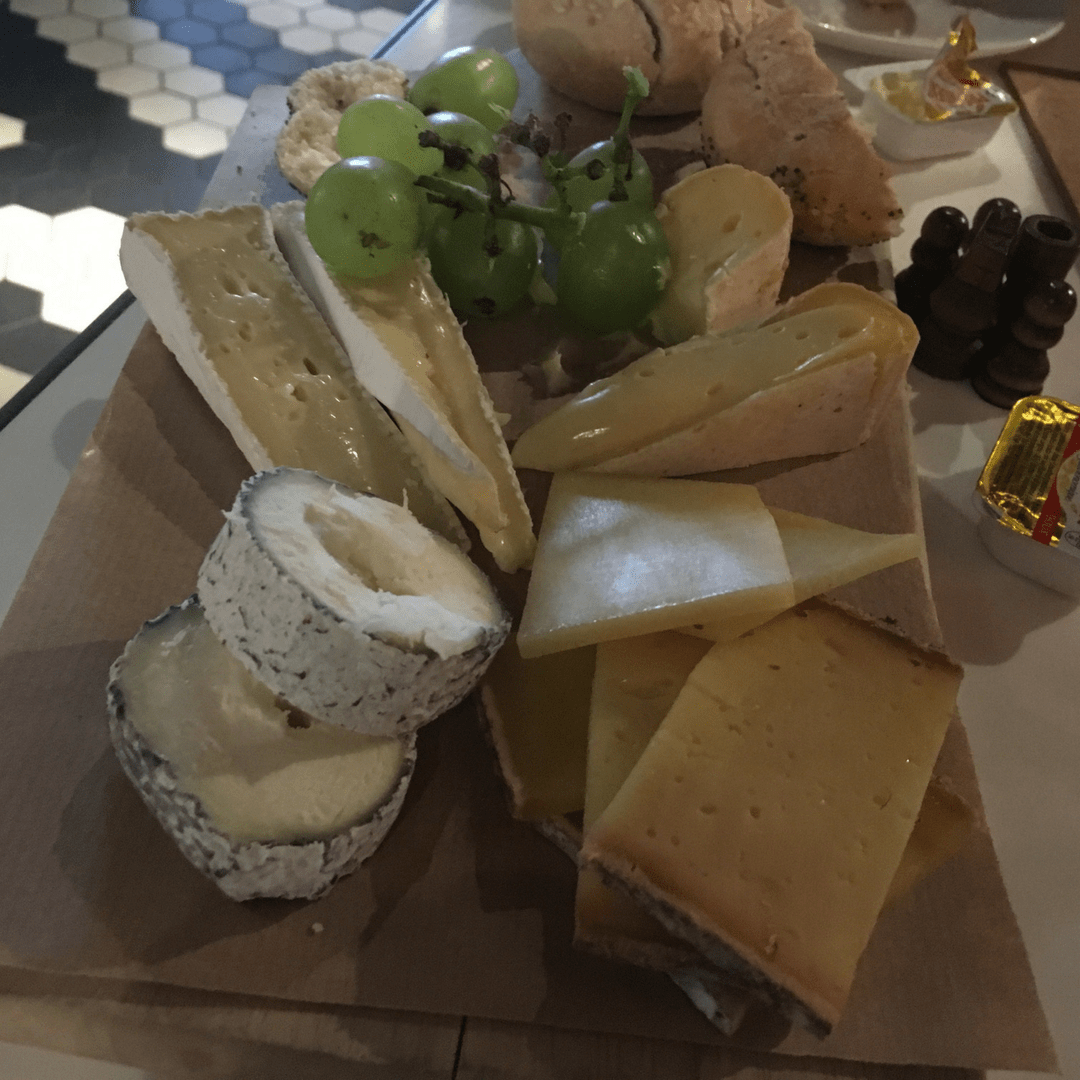 radisson_red_brussels_cheese_board